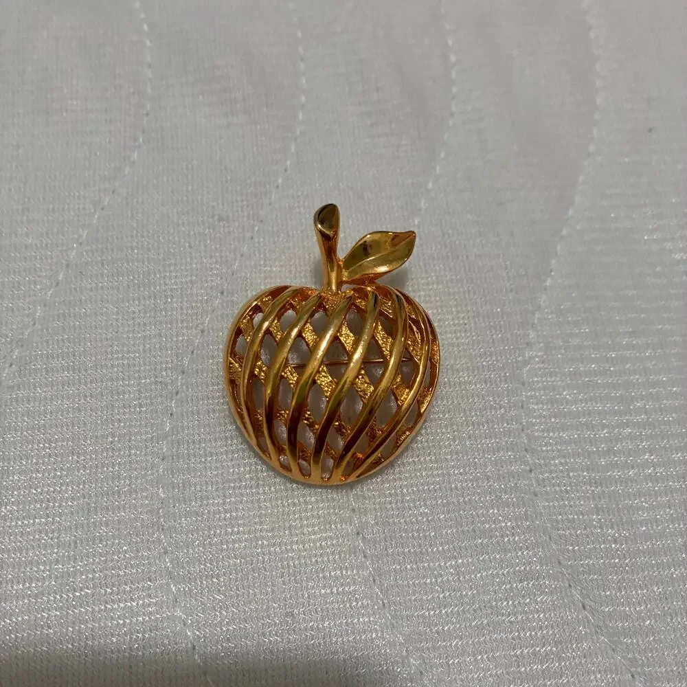 Vintage Gold Tone Openwork Apple Brooch Pin Fruit Teacher Costume Jewelry